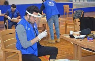 Gençlik liderleri de siperlik maske üretimine başladı