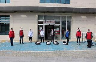 Gençlik liderleri siperlik maske üretti