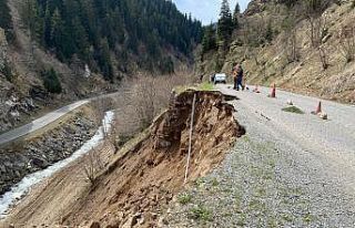 Giresun-Sivas karayolunda heyelan