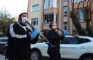 Göbek atarak evde kalıyorlar