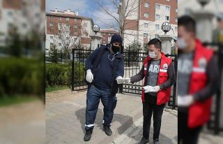 Gölbaşı Belediyesi apartman görevlilerine maske...