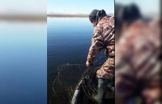 Göle kaçak bırakılan 2 bin 550 metre ağ ele geçirildi