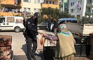 Gömeç polisi ekmekleri vatandaşın ayağına götürdü