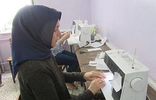 ’Gönüllü Hanımlar’ maske üretimi için makine...