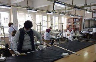 Gönüllü Meslek Lisesi öğretmenleri maske üretiyor