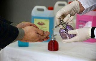 Gönüllü öğretmenler günde 10 ton dezenfektan...