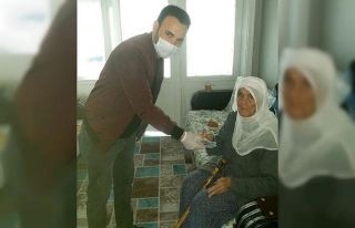Gönüllü öğretmenler yaşlıların maaşını...