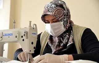 Gönüllü usta öğretici ve kursiyerler makine başında