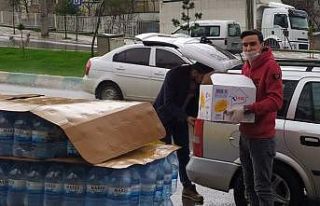 Gönüllülerden ihtiyaç sahiplerine gıda yardımı