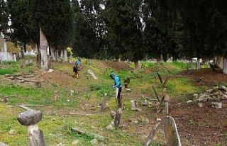 Gördes mezarlıkları bayrama hazırlanıyor