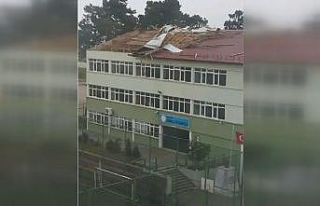 Görele’de fırtına nedeniyle okulun çatısı...