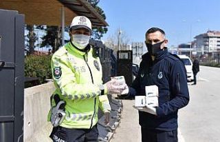 Görev başındaki polis, jandarma ve sağlık çalışanlarına...