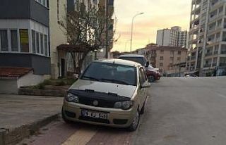 Görme engelli yolu üstene park etmiş araç sürücülerine...