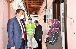 Gürkan iftar yemeği dağıttı
