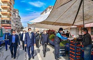 Gürkan pazarı ziyaret edip maske dağıttı