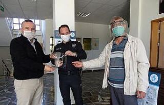 Güvenlik güçlerinin yüz koruyucu siperlikleri...