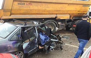 Hafriyat kamyonu ile otomobil çarpıştı: 1 ölü,...