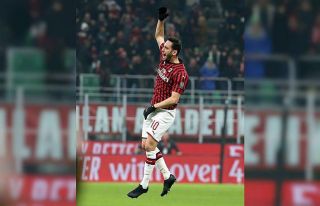 Hakan Çalhanoğlu sözleşmesini uzatıyor
