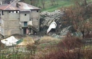 Hakkari’de yağmur yağışıyla dere taştı