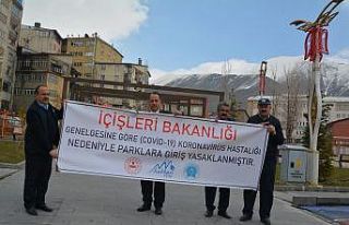 Hakkari’deki parklara ‘giriş yasak’ pankartı...