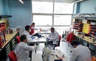 Hakkari’nin gönüllü gençleri maske üretiyor