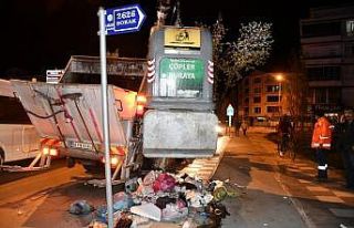 Halatı kopan çöp konteyner kapağı görevliyi...