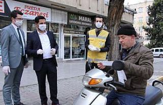 Haliliye kendi ürettiği maskeleri ücretsiz dağıtıyor