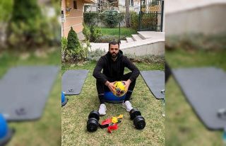 Hasan Hüseyin bahçede çalışıyor