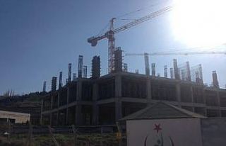 Hastane inşaatından düşen işçi yaralandı