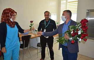 Hatay’da sağlık çalışanlarına 2 bin adet gül...