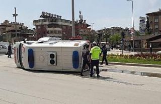Hatay’da ticari aracın çarptığı ambulans devrildi