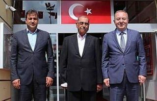 Hayırsever işadamından bin koli gıda yardımı