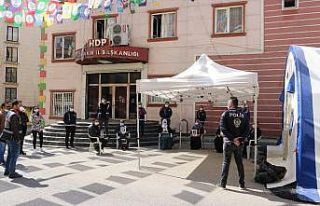 HDP önündeki aileleri korona virüs de yıldırmadı