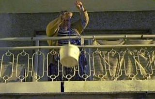 Her gün evinin balkonundan aşağı sarkıttığı...