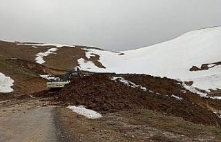 Heyelanın kapattığı yol tekrar ulaşıma açıldı