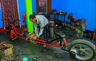 Hindistanlı tamirci sosyal mesafeli motosiklet yaptı