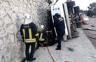 Hırdavat yüklü kamyonet devrildi: 1 ölü