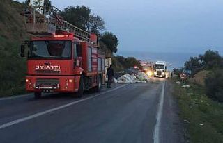 Hurda yüklü kamyon devrildi: 1 yaralı