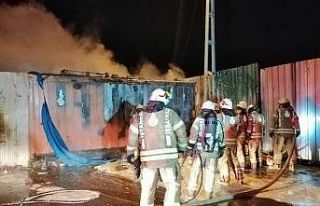 Hurdalık alanda çıkan yangın için itfaiye ekipleri...