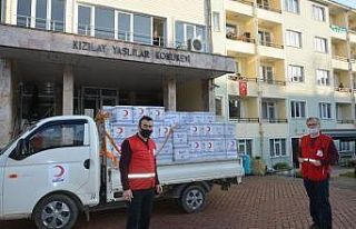 Huzurevi sakinleri, Kızılay’a 10’larca erzak...