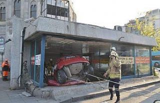 İETT otobüsüne çarpan araç Aksaray Yeraltı Çarşısı’na...