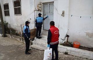 İhtiyaç sahipleri için gıda kolisi dağıtımı...