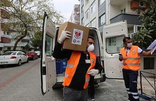 İhtiyaç sahiplerine gıda ve hijyen paketleri dağıtılıyor