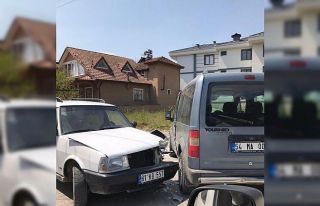 İki fırının arabası çarpıştı, maddi hasar...