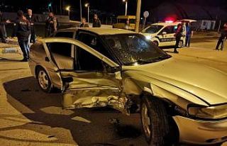 İki otomobil çarpıştı: 1 yaralı