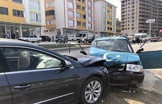 İki otomobil kafa kafaya çarpıştı: 3 yaralı