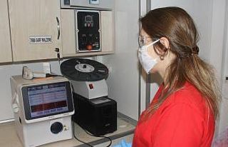 İki sağlık çalışanı korona virüs hastalarına...