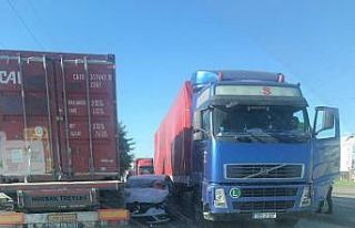 İki tırın arasına giren otomobil hurdaya döndü:...