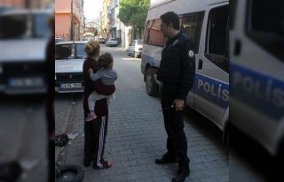 İkiz bebekleriyle sokağa atıldı