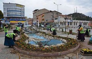 İlçe merkezi çiçeklerle donatıldı